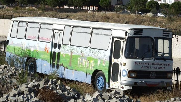 Burhaniye’de Gezici Ana Sınıfı olan otobüs çürümeye bırakıldı G3