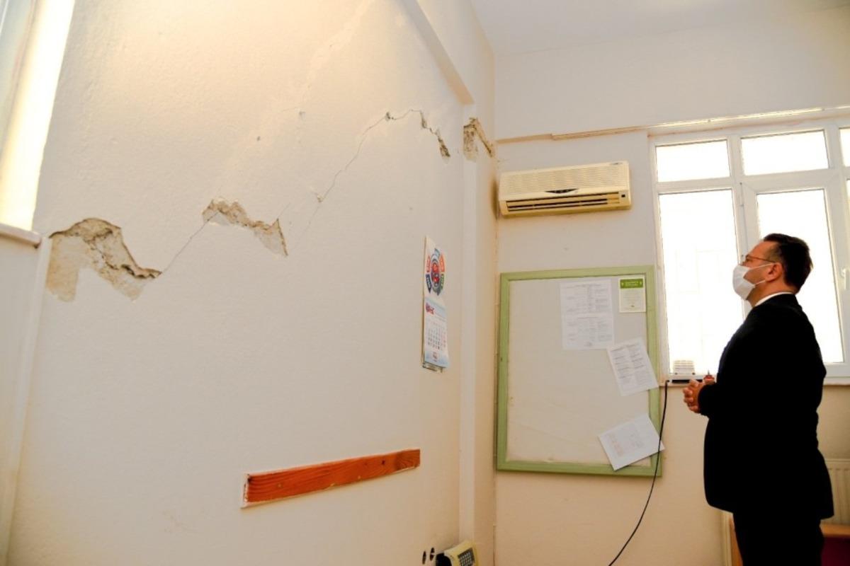 Vali Aksoy, depremde hasar g&ouml;ren okul binasında incelemede bulundu