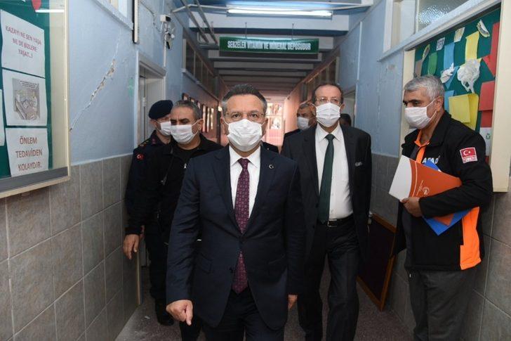 Vali Aksoy, depremde hasar gören okul binasında incelemede bulundu G2