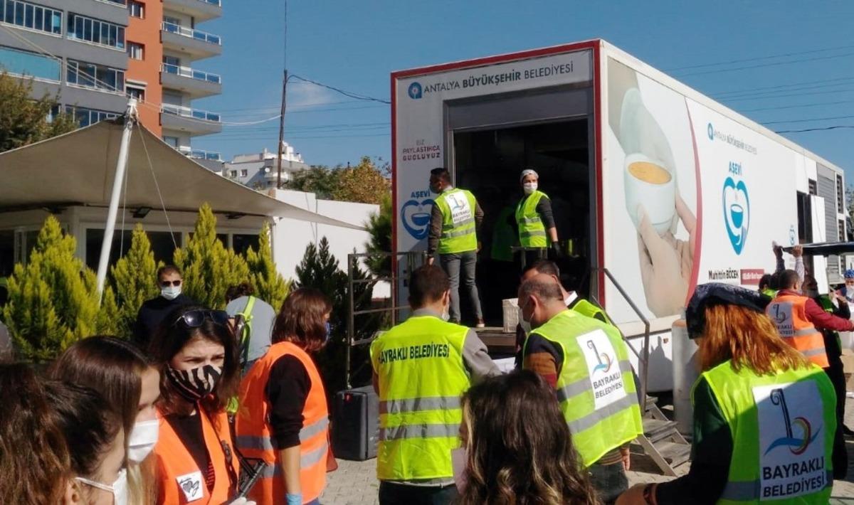 Antalya Mobil Aşevi&rsquo;nin afetzedelere sıcak yemek ikramı s&uuml;r&uuml;yor