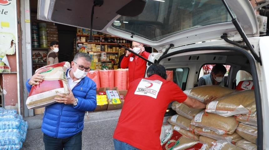&Ccedil;eşme Kızılay g&ouml;n&uuml;ll&uuml;lerinden depremzedelere bin 750 kilo erzak