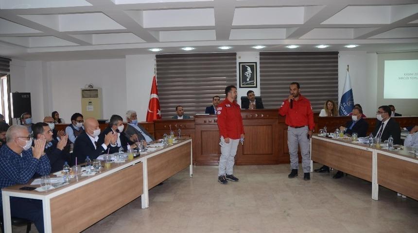 Kuşadası Belediye Meclisi kurtarma &ccedil;alışmalarına katılan ekipleri ağırladı