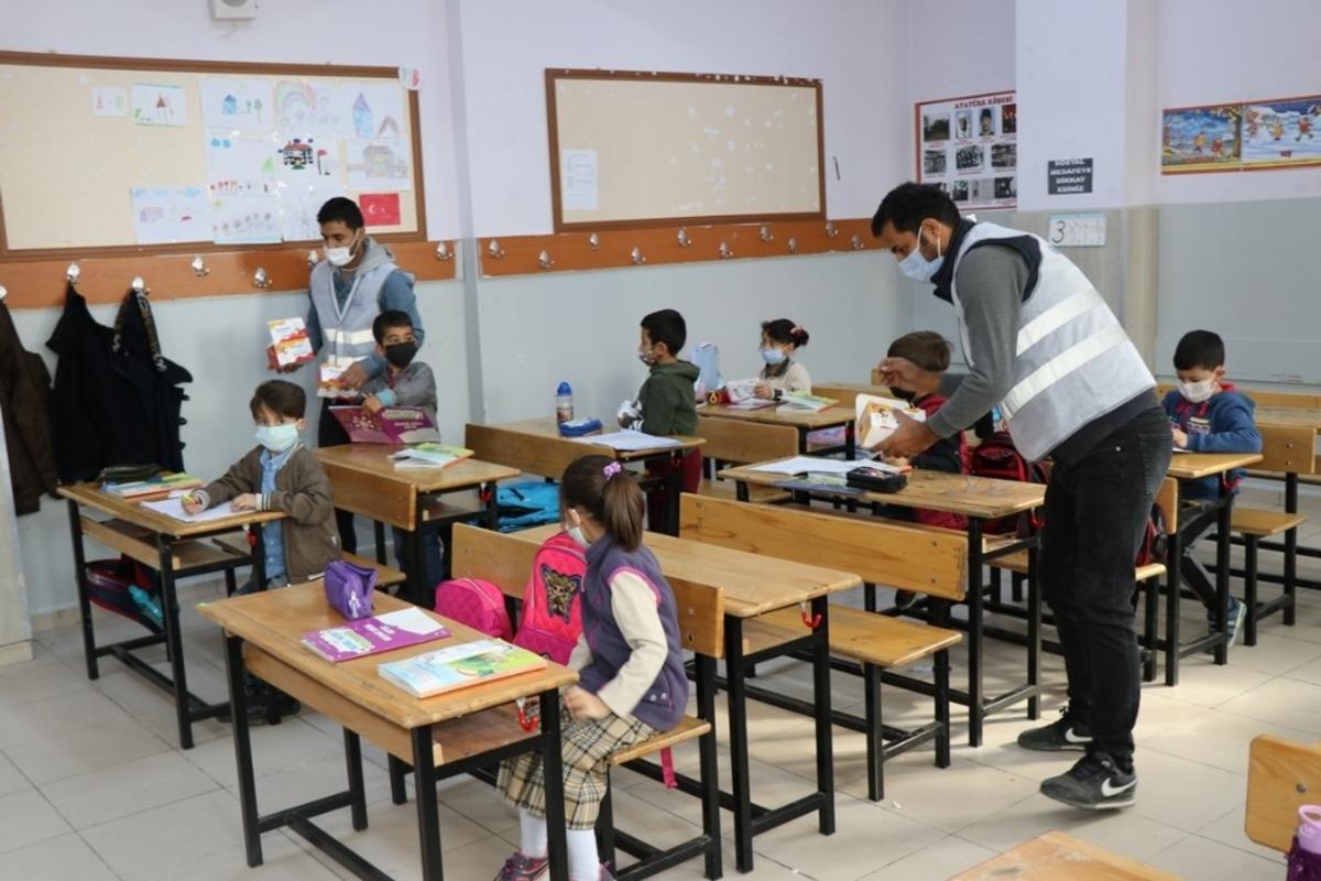 Edremit Belediyesinden &ouml;ğrencilere maske