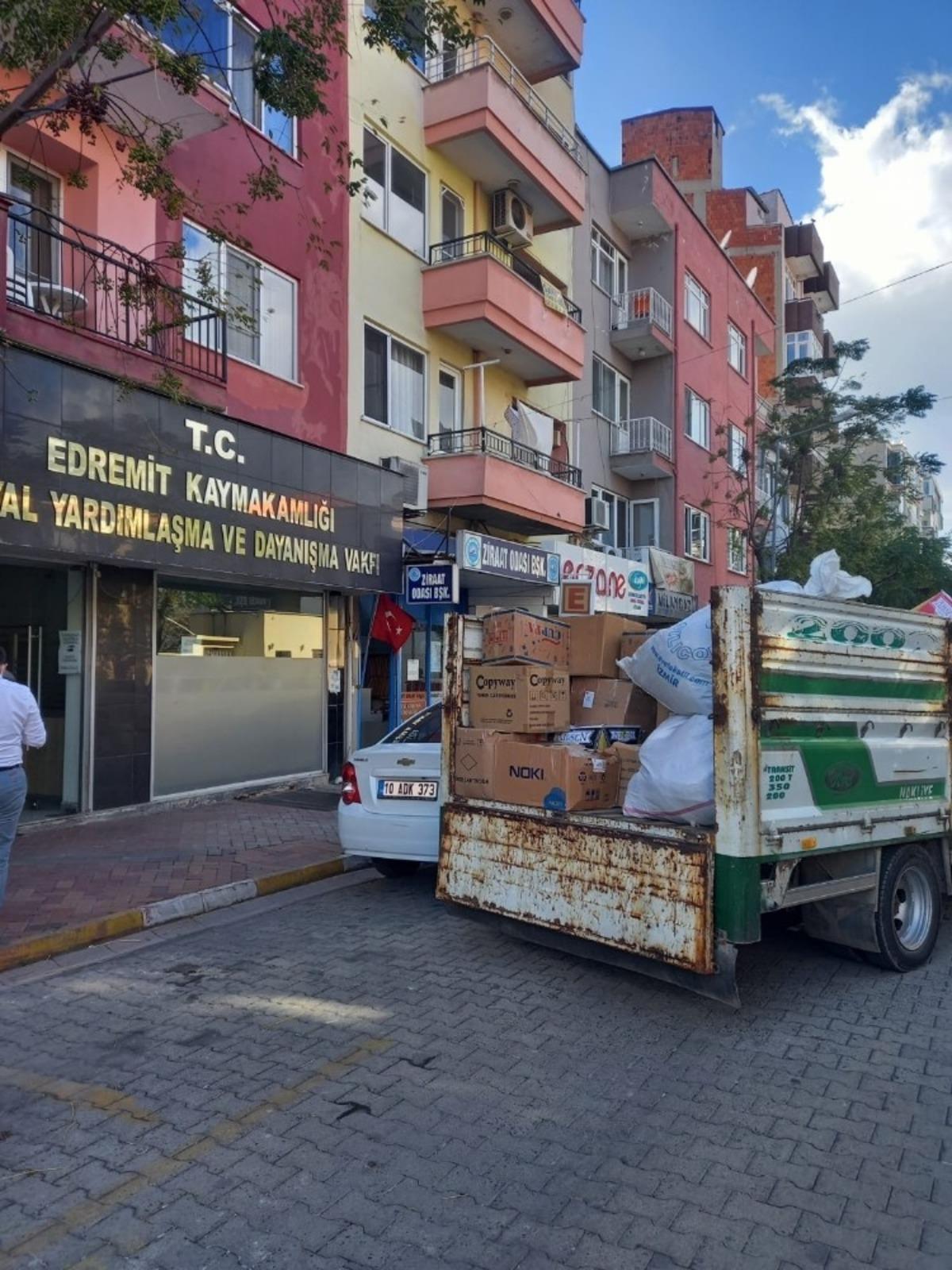 Edremit&rsquo;te İzmir i&ccedil;in toplanan yardım kolileri yola &ccedil;ıktı