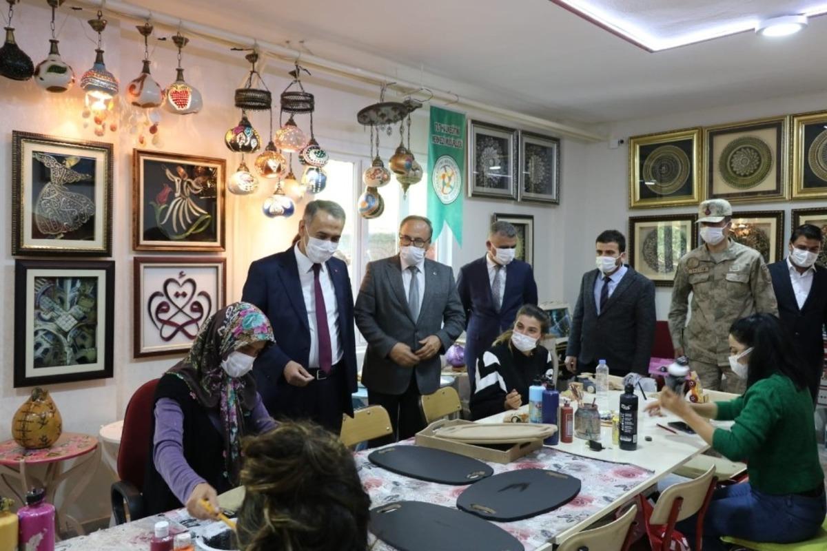 Vali &Ccedil;uhadar, Tutlu kadınların yaptığı &uuml;r&uuml;nleri inceledi