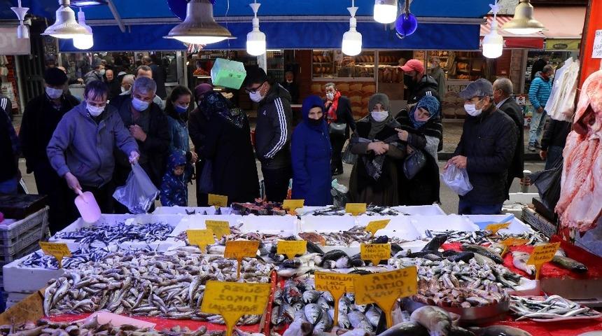 Palamut gitti, vatandaş hamsi için kuyruğa girdi