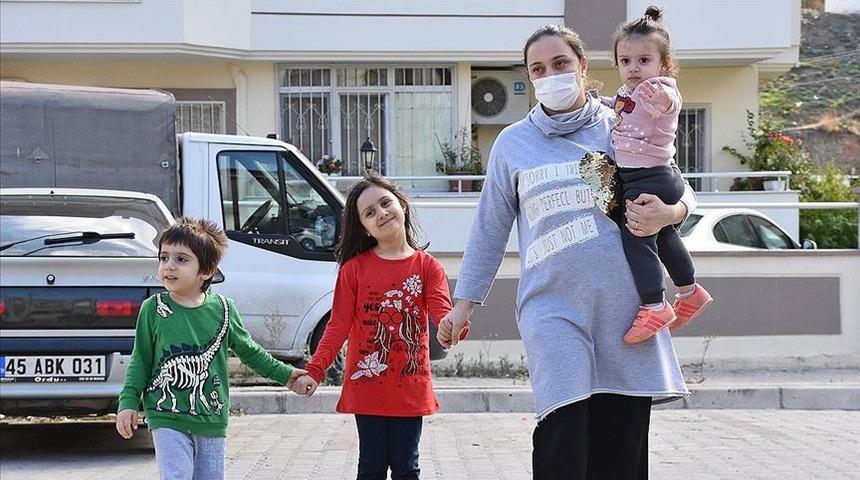 Depremde 4 &ccedil;ocukla enkaz altında kaldı! Yaşadığı zor anları g&ouml;zyaşlarıyla anlattı