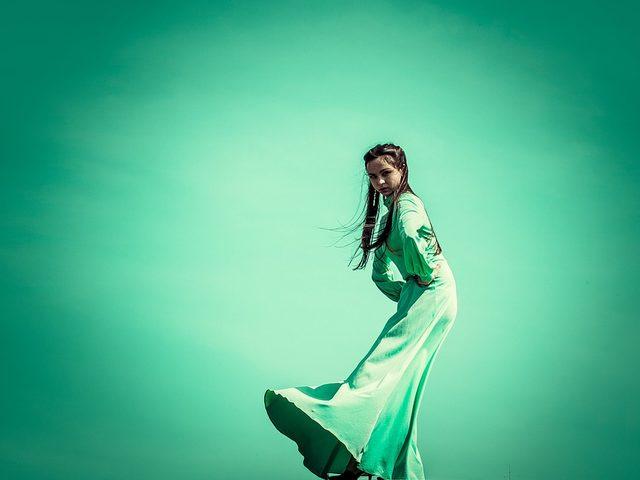 R&uuml;yada yeşil elbise giymek