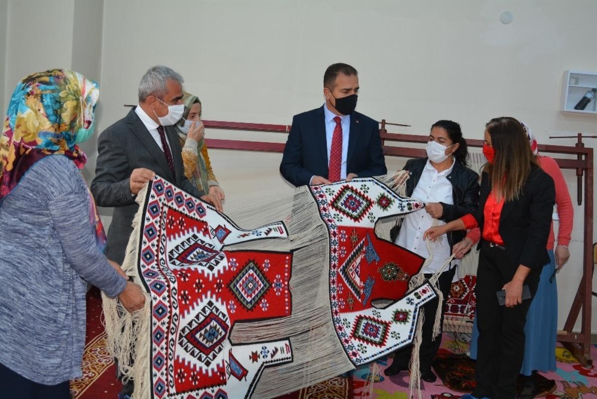 Vali Akbıyık, y&ouml;resel kilim yeleğe hayran kaldı