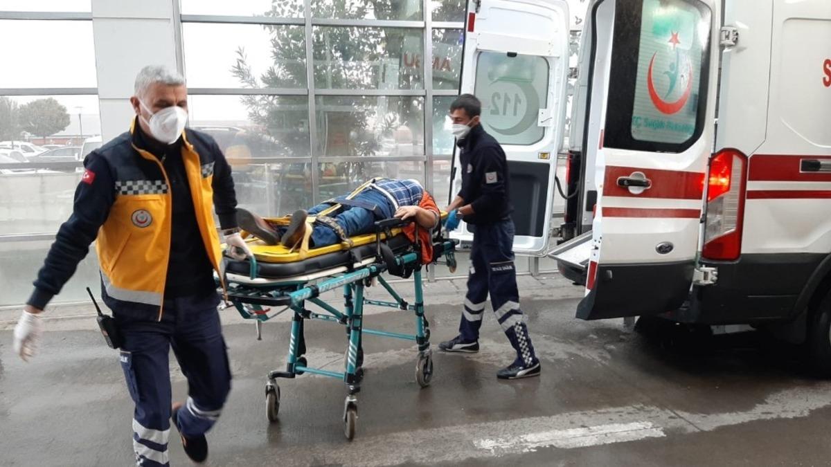 İki otomobil kafa kafaya &ccedil;arpıştı: 2 yaralı