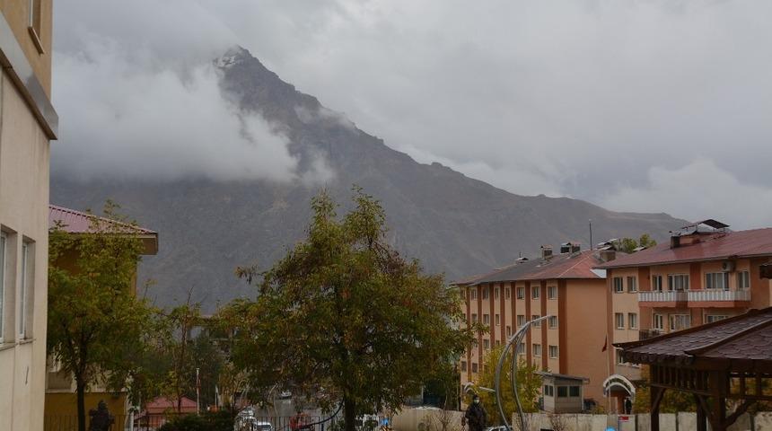 S&uuml;mb&uuml;l Dağı&rsquo;na kar yağdı