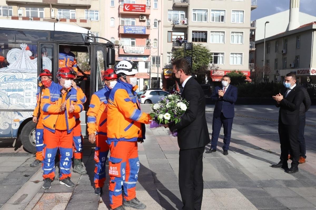 &Ccedil;i&ccedil;eklerle karşılandılar