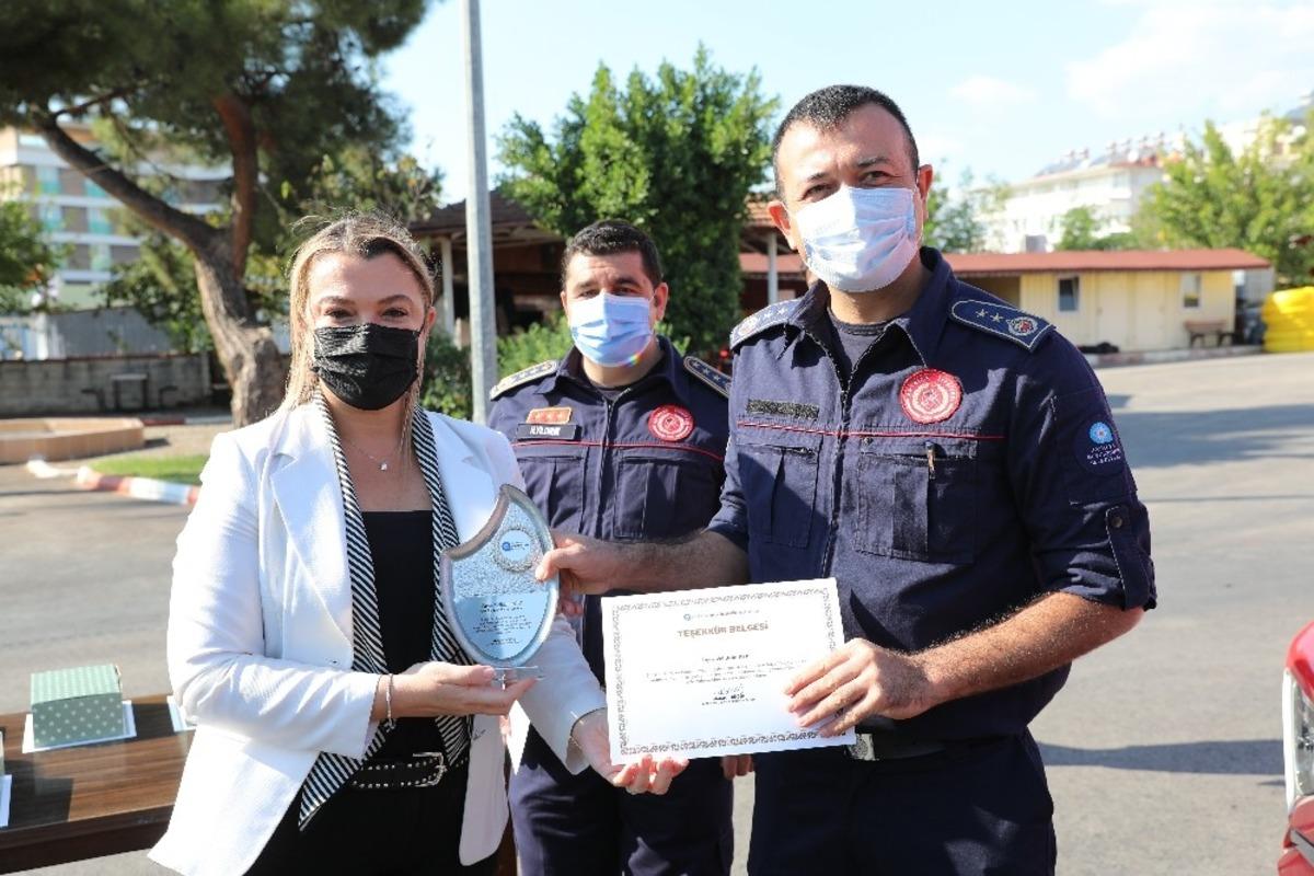 Hayat kurtaran kahramanlar &ouml;d&uuml;llendirildi