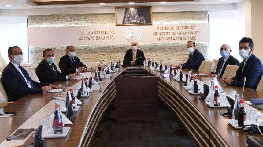 Van milletvekillerinden Ulaştırma ve Altyapı Bakanı Karaismailoğlu&rsquo;na ziyaret