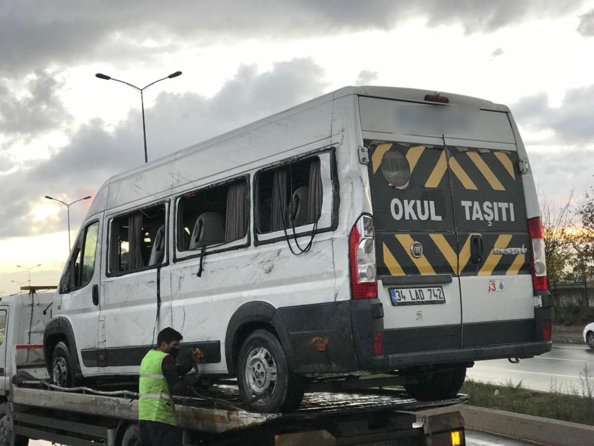 Başakşehir&rsquo;de servis minib&uuml;s&uuml; devrildi: 14 yaralı