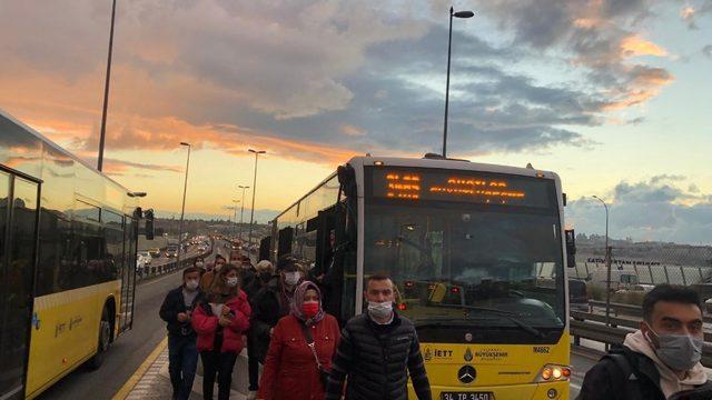 Metrobüsler kafa kafaya çarpışmaktan kıl payı kurtuldu
