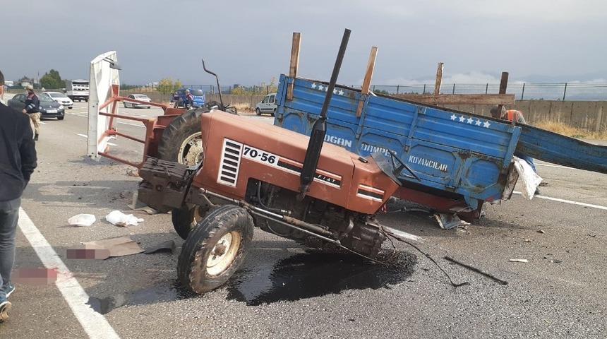 Minibüs ile çarpışan traktör ikiye bölündü: 2 yaralı