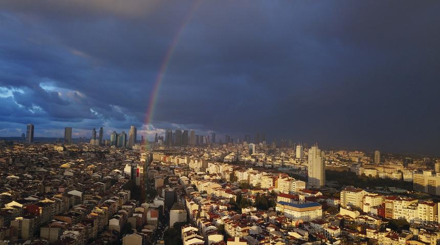 İstanbul'da gökkuşağı görsel şölen oluşturdu