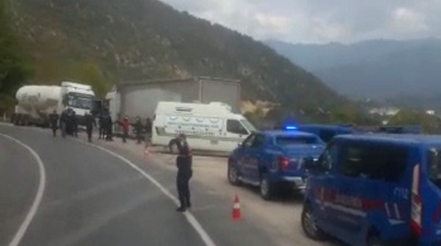 Bolu'da tamir ettiği TIR'ın altında kalan s&uuml;r&uuml;c&uuml; hayatını kaybetti