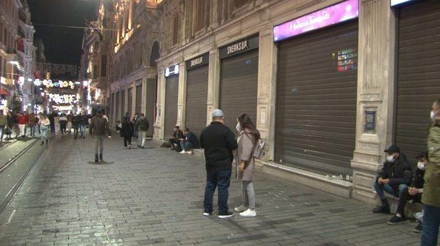 İstiklal Caddesi’nde işletmeler saat 22.00’de kepenkleri indirdi