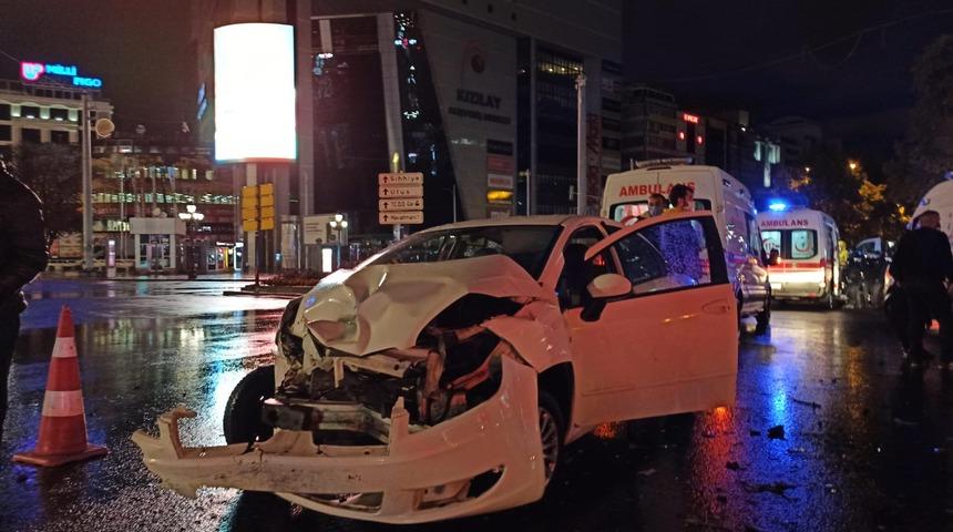 Ankara'da zincirleme kaza: 2'si polis 5 yaralı