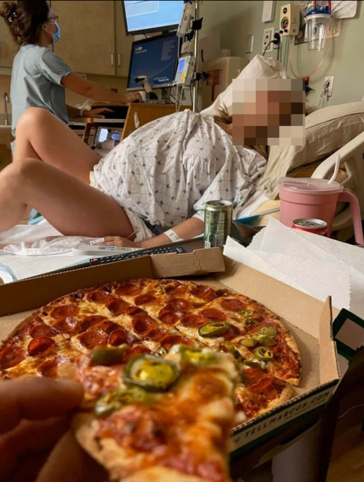 Tepki çeken kare! Karısı acı içinde kıvrandı o pizza yedi Dünya Haberleri