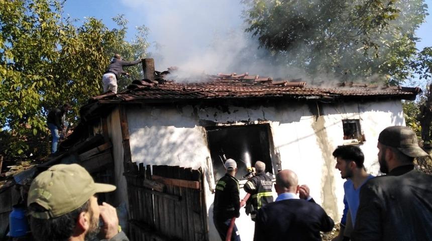 Soba kurmak isterken evini yaktı