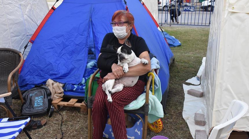 &Ouml;nce yangın ardından deprem mağduru oldu! 'Evimi altın kaplasalar artık girmem'
