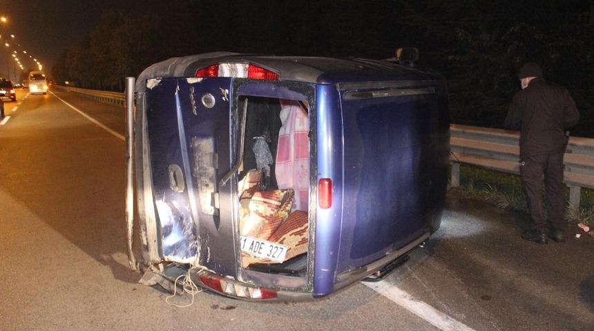 Otomobilin &ccedil;arptığı hafif ticari ara&ccedil; yan yattı: 1 yaralı