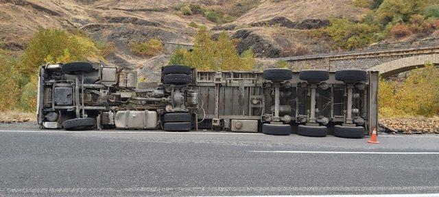 Elazığ’da pancar yüklü tır devrildi