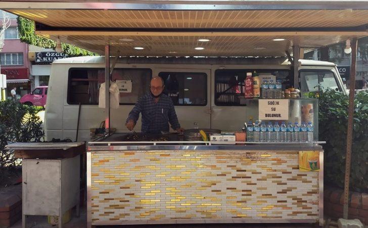 Hem ekmeğini kazanıyor, hem geleneği yaşatıyor G2