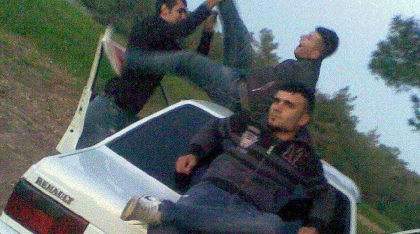 2 kişiyi öldürdü, bir kişiyi yaraladı! Kurbanlarıyla fotoğraf çektirmiş