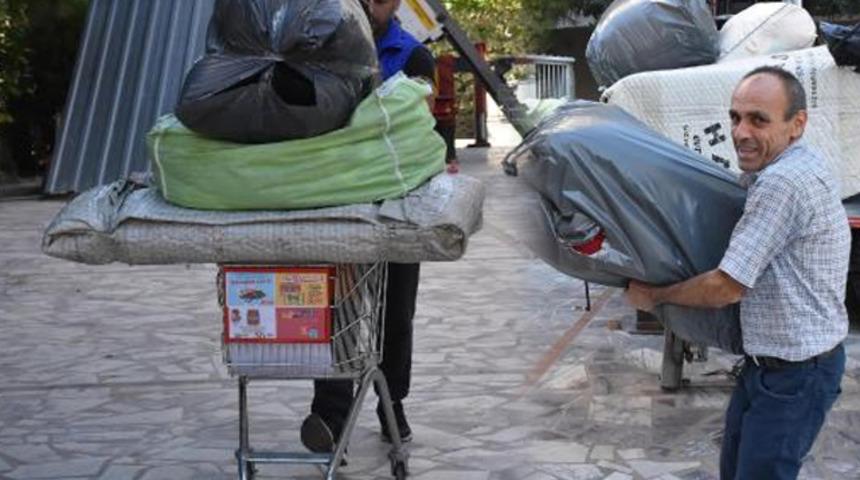 İzmir'deki depremde evleri zarar gören depremzedeler taşınıyor