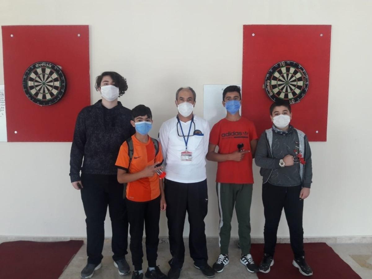 Isparta&rsquo;da muhtarın &ccedil;alıştırdığı sporcuların dart başarısı