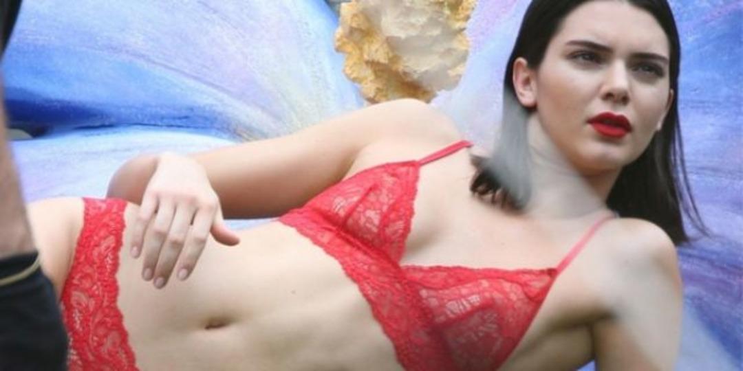 Kendall Jenner &ccedil;i&ccedil;ekler i&ccedil;inde