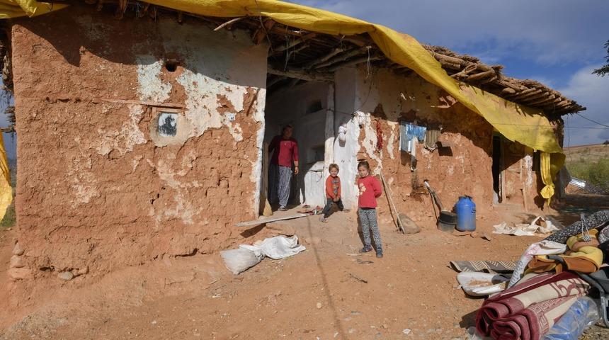 4'ü çocuk 7 kişilik aile banyosuz evde yaşıyordu! Belediyeden yeni ev