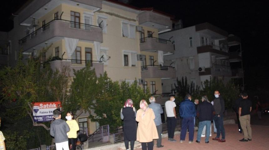 Antalya'da korku dolu anlar! Binadaki fayanslar g&uuml;r&uuml;lt&uuml;yle &ccedil;&ouml;kt&uuml;, vatandaşlar sokağa d&ouml;k&uuml;ld&uuml;