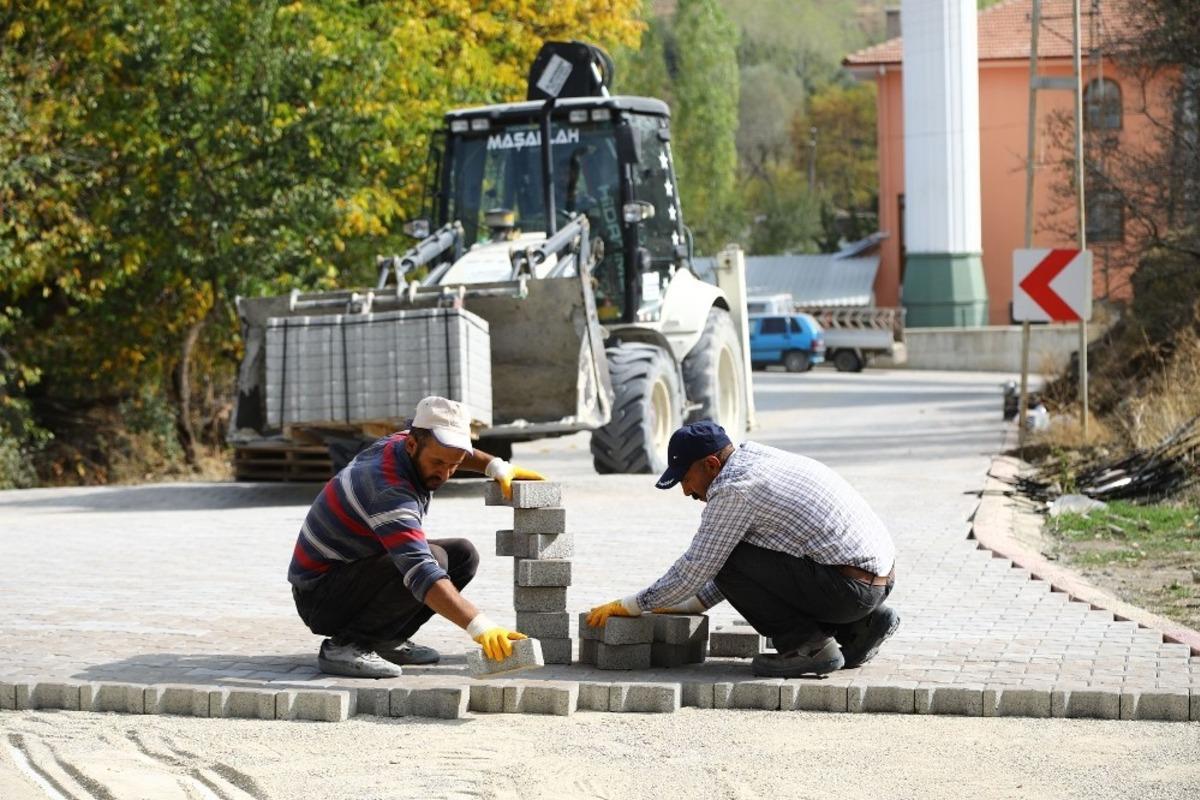 Yollar asfaltlandı, k&ouml;yler kilit taşıyla &ouml;r&uuml;ld&uuml;