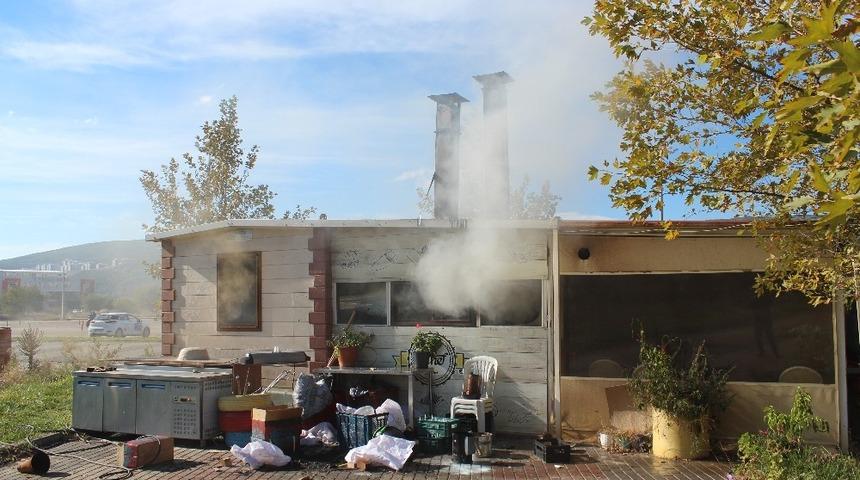 Menteşe&rsquo;deki işyeri ve ara&ccedil; yangını itfaiye tarafından s&ouml;nd&uuml;r&uuml;ld&uuml;