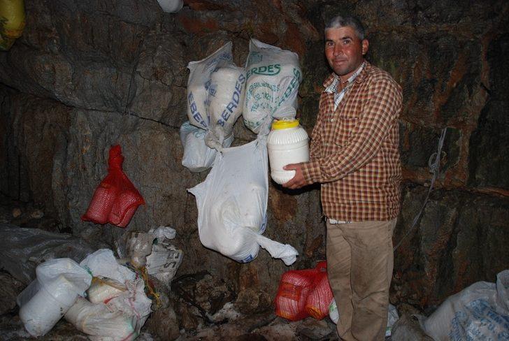 Siparişleri yazın topluyor! Dağın tepesine çıkıp, 40 metrelik obruklarda saklıyor  G1