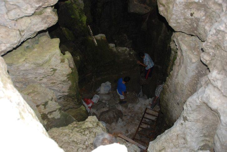 Siparişleri yazın topluyor! Dağın tepesine çıkıp, 40 metrelik obruklarda saklıyor  G3