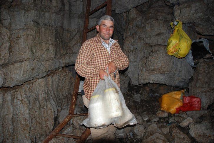 Siparişleri yazın topluyor! Dağın tepesine çıkıp, 40 metrelik obruklarda saklıyor  G4