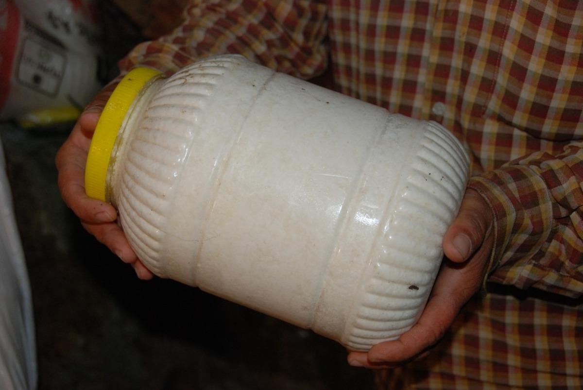 Siparişleri yazın topluyor! Dağın tepesine &ccedil;ıkıp, 40 metrelik obruklarda saklıyor 