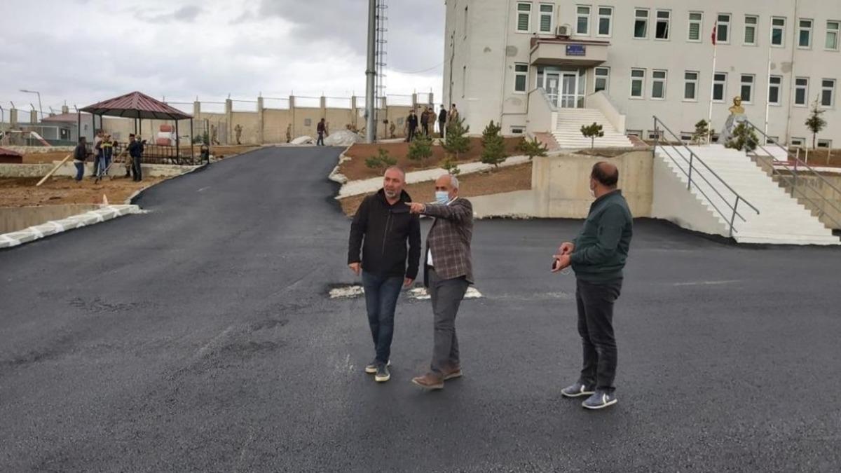 &Ccedil;aldıran Belediyesinden 75 yataklı hastanenin yoluna sıcak asfalt