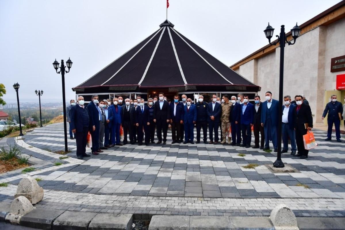 Başkan &Ccedil;ınar, muhtarları oba &ccedil;adırında ağırladı