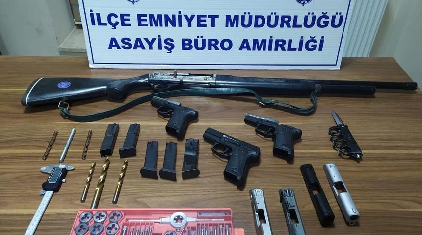 Kurusıkı tabancaları ateşli silaha d&ouml;n&uuml;şt&uuml;ren şahıs yakalandı