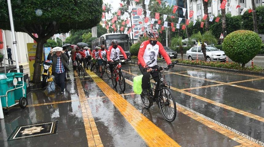 Karalar&rsquo;ın teslim ettiği bayrağı 10 Kasım&rsquo;da Anıtkabir&rsquo;e ulaştıracaklar
