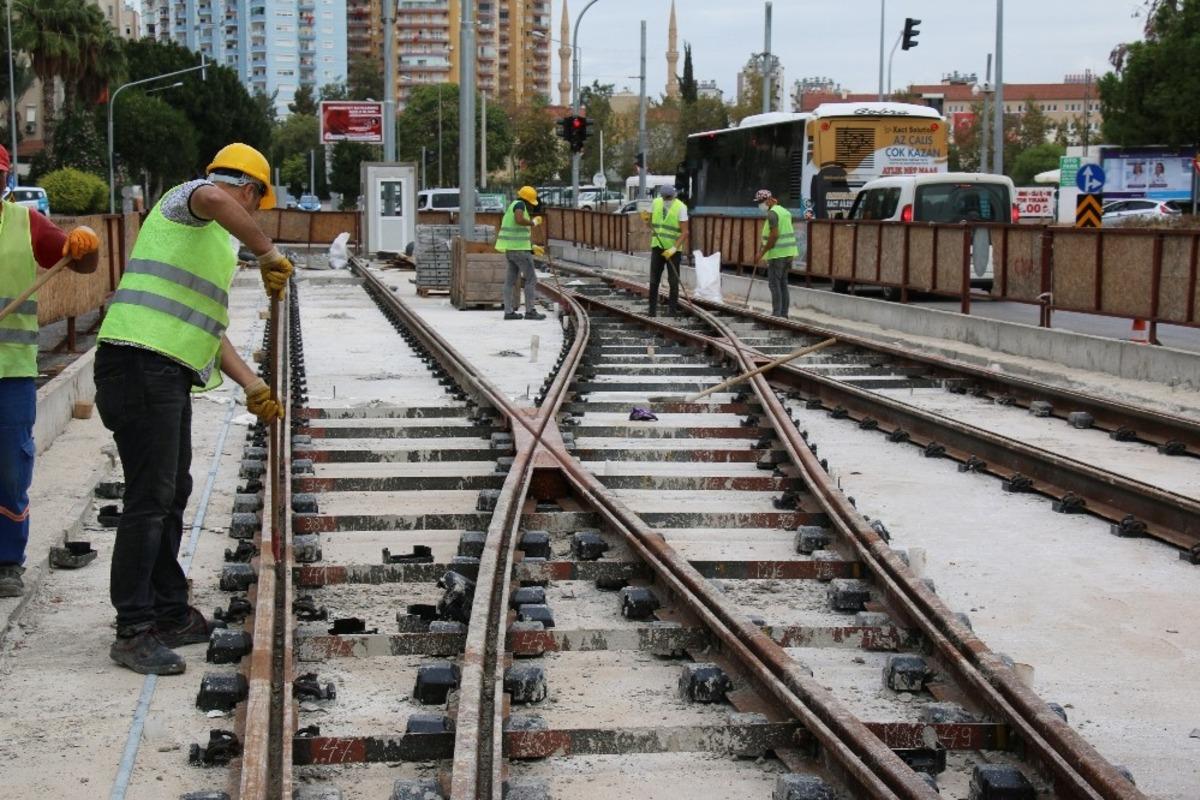 3. Etap Raylı Sistem rayları Konyaaltı&rsquo;dan Falez Kavşağı&rsquo;na ilerliyor
