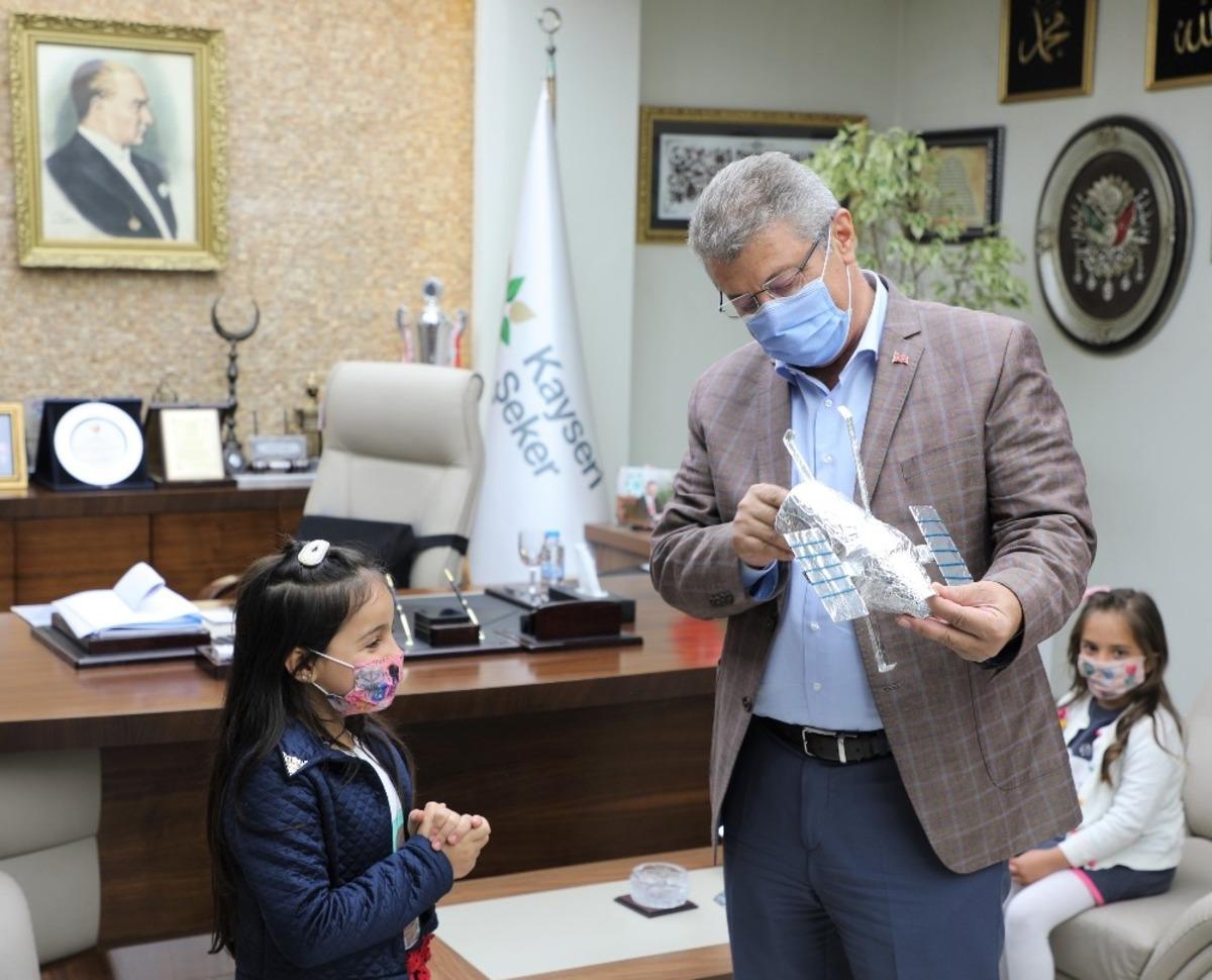 Maket teleskopla NASA&rsquo;dan &ouml;d&uuml;l alan &ccedil;ift&ccedil;i &ccedil;ocukları Kayseri Şeker&rsquo;de