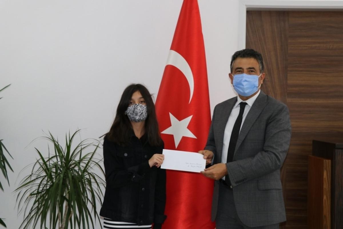 11 yaşında kazandığı &ouml;d&uuml;l&uuml;n yarısını depremzedelere bağışladı